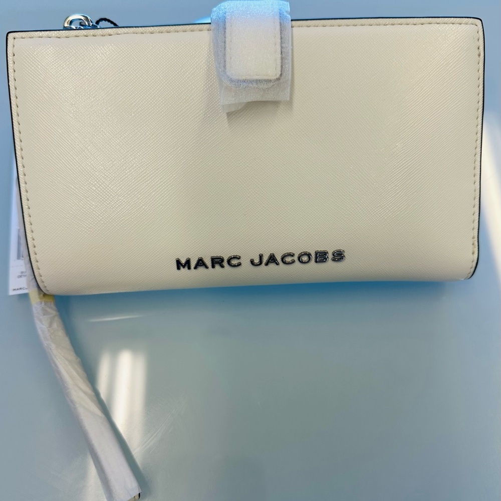 Marc Jacobs Wallet w/ Strap – Color Marshmallow